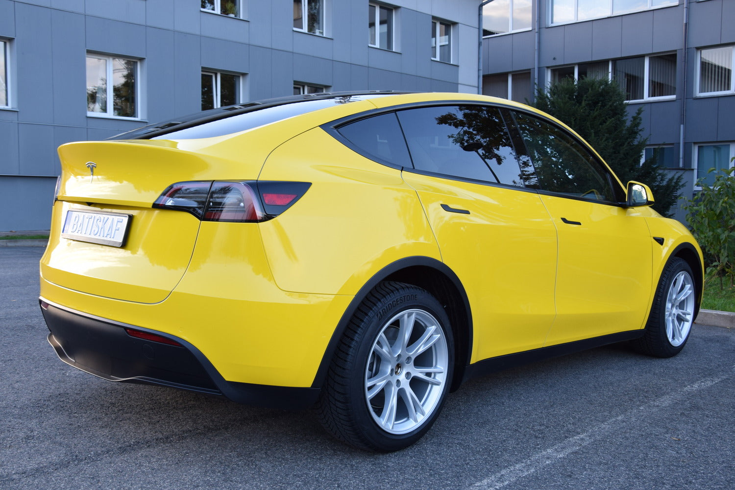 Dzeltens Tesla model X