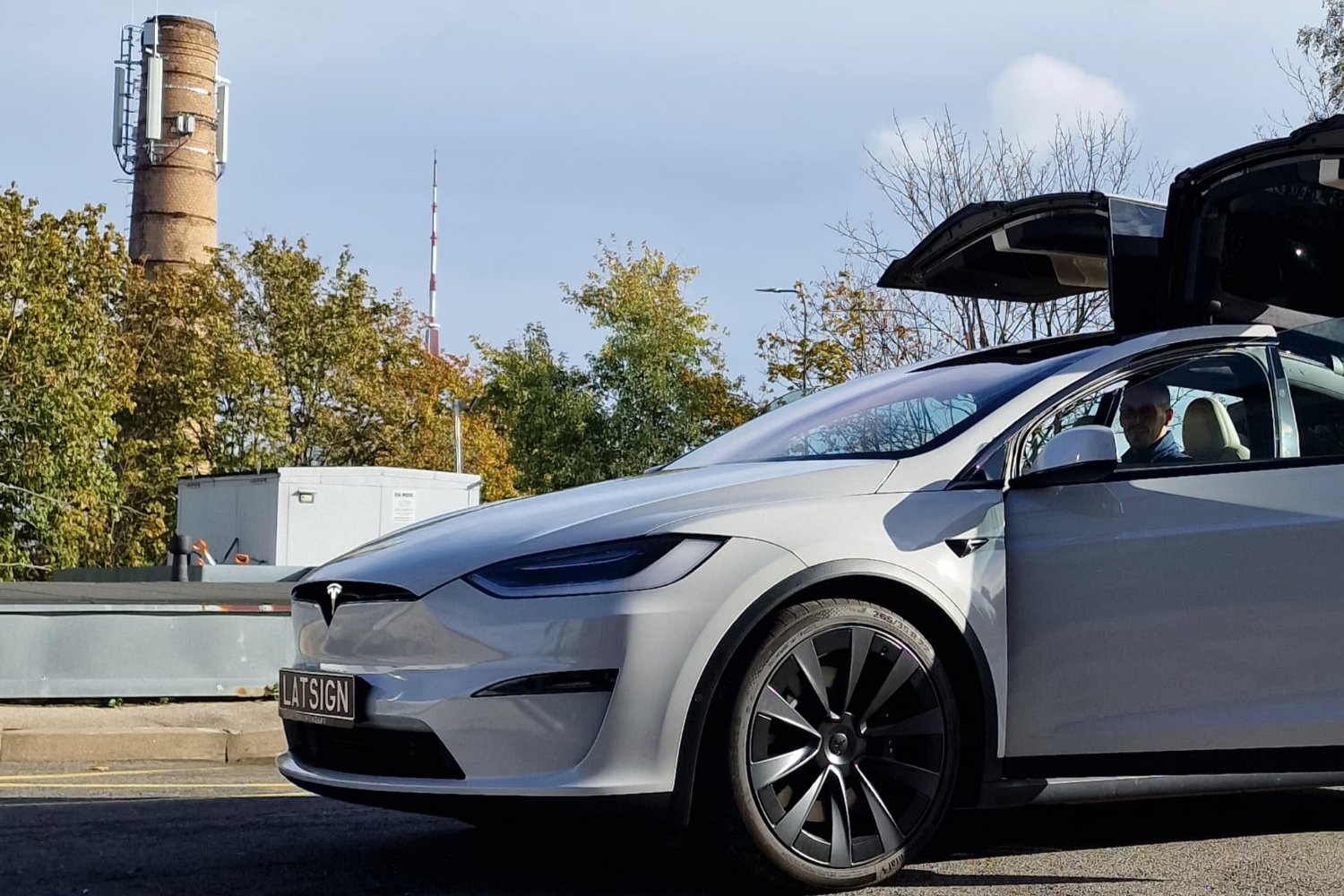 Melnas Tesla X-plaid krasas maina uz gaisi peleku