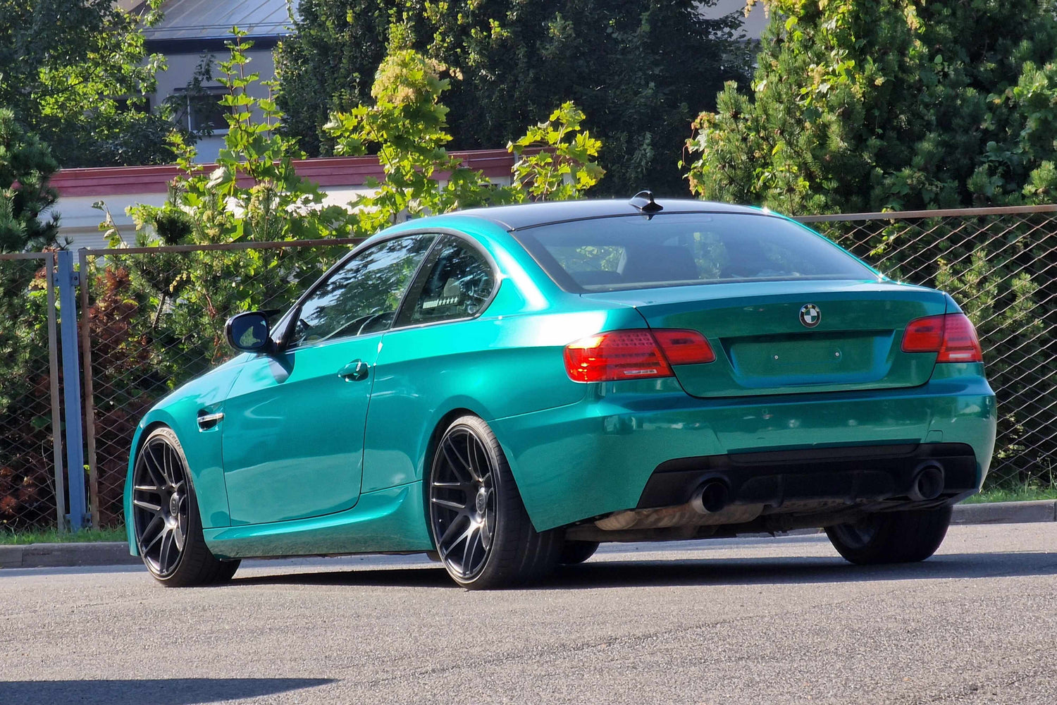 Zaļā BMW auto ietīšana - pabeigts