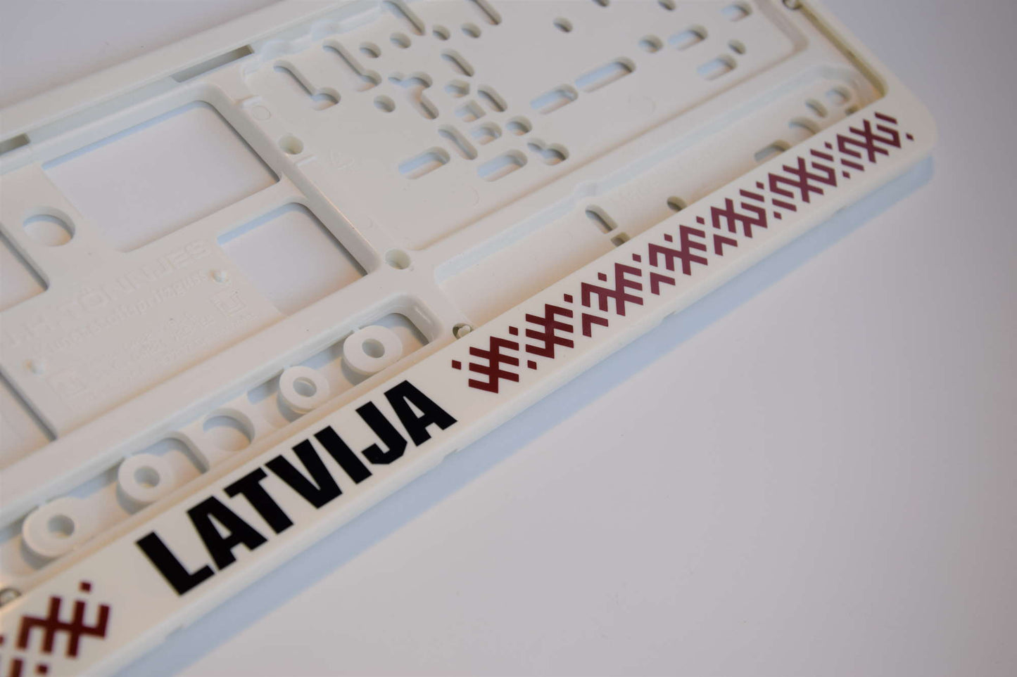 Balts auto numura turētājs ar uzrakstu - Latvija