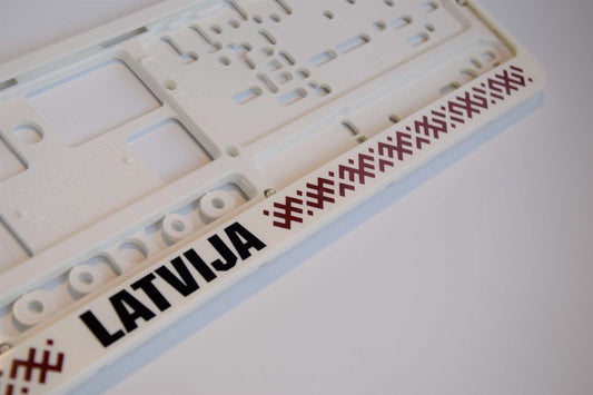 Balts auto numura turētājs ar uzrakstu - Latvija