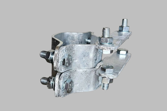 Ceļa zīmju stiprinājums pie staba