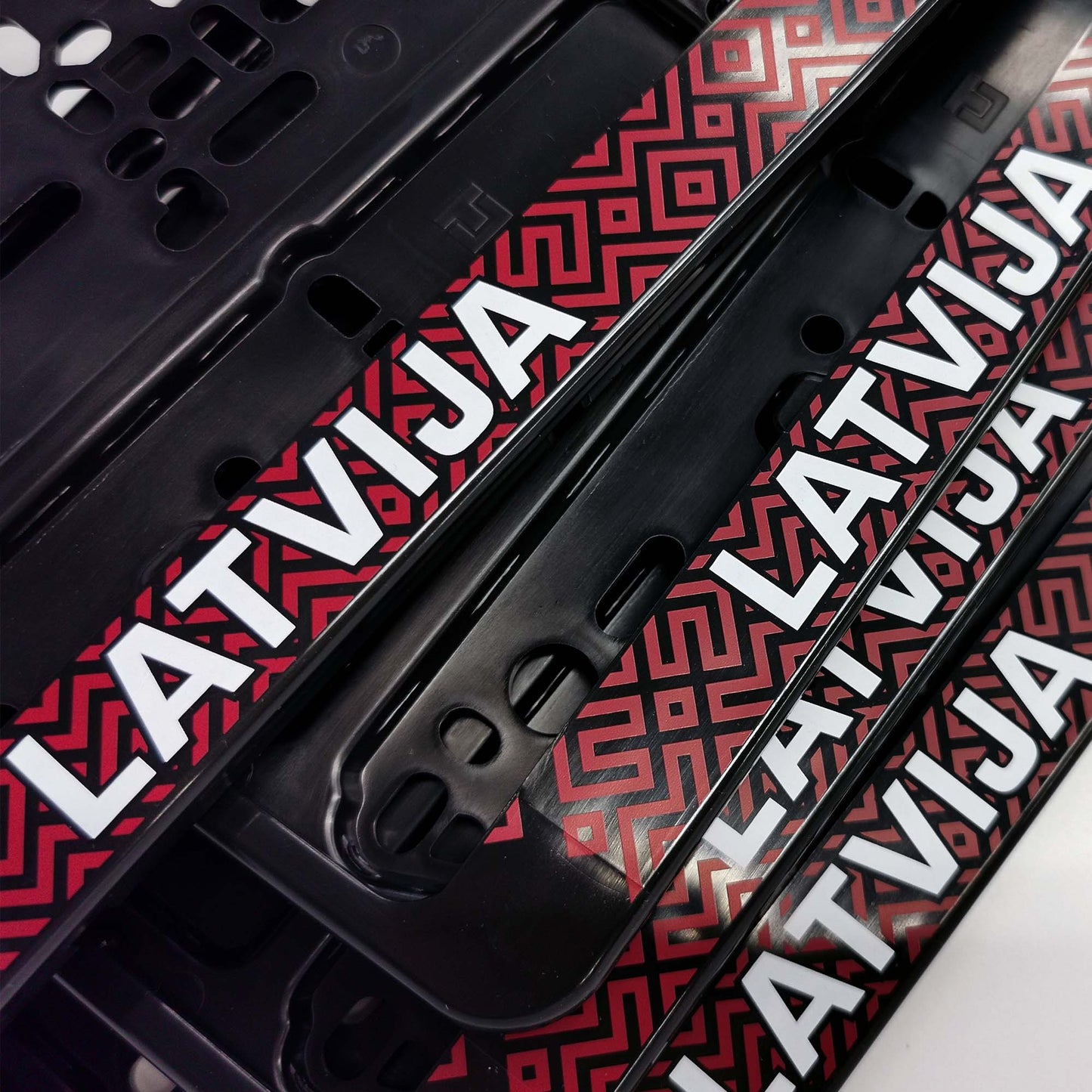 Auto numura turētājs ar smalko latviešu rakstu un uzrakstu - LATVIJA - A tips - 110 x 520mm