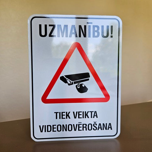 Zīme UZMANĪBU TIEK VEIKTA VIDEONOVĒROŠANA! 150mm x 204mm