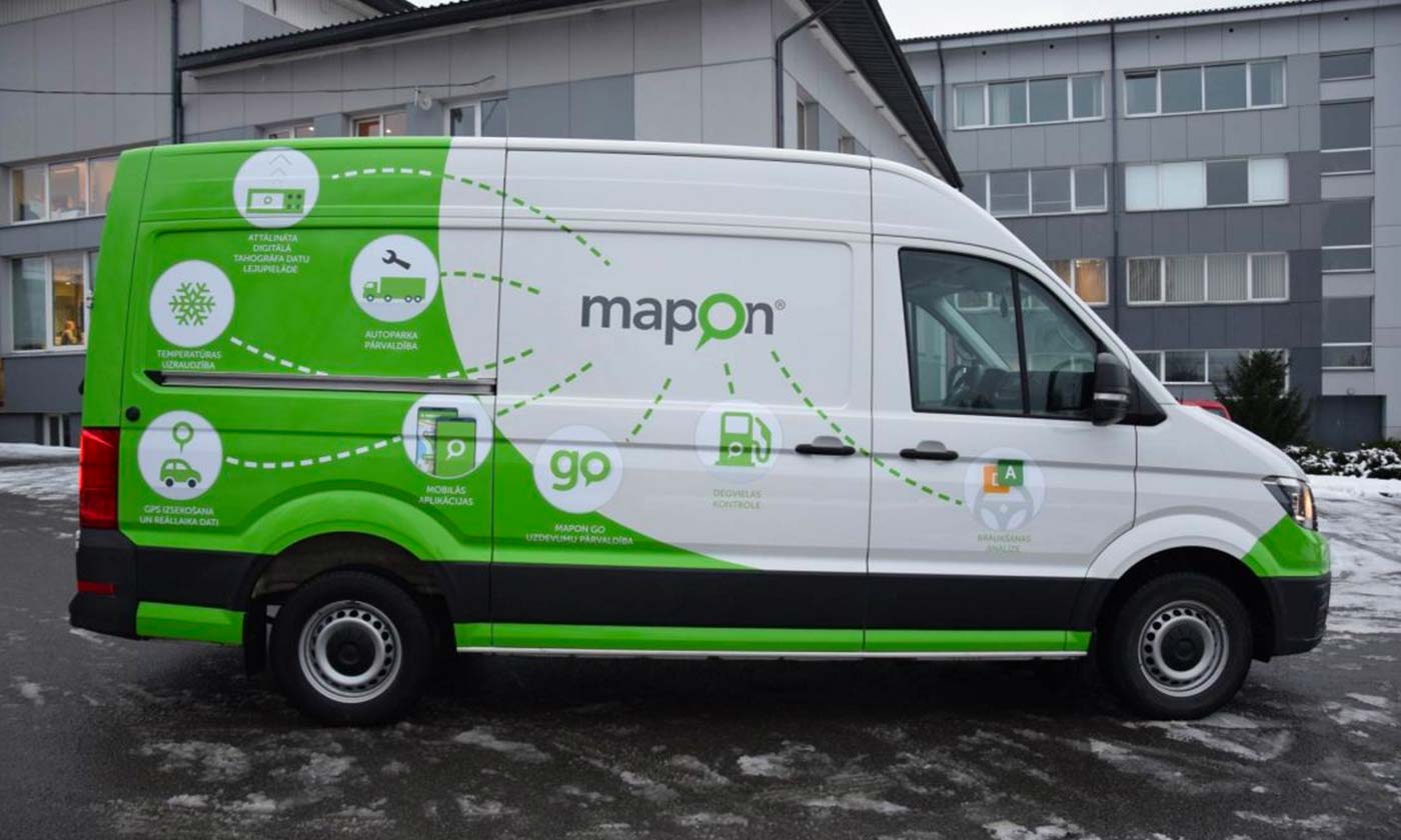 Mapon uzņēmuma krāsās aplīmēts busiņš