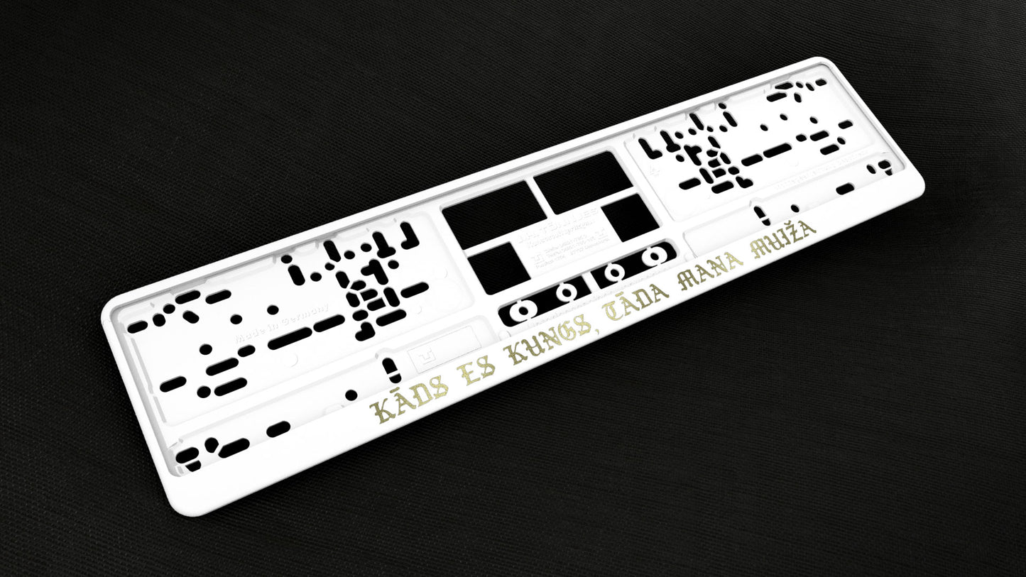 Balts auto numura turētājs ar uzrakstu - Kāds es kungs, tāda mana muiža Latsign