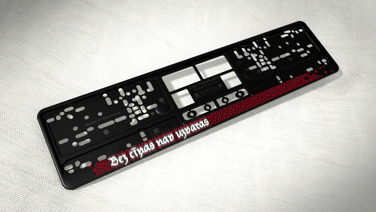 Auto numura turētājs ar latvju rakstiem un uzrakstu - Bez cīņas nav uzvaras Latsign