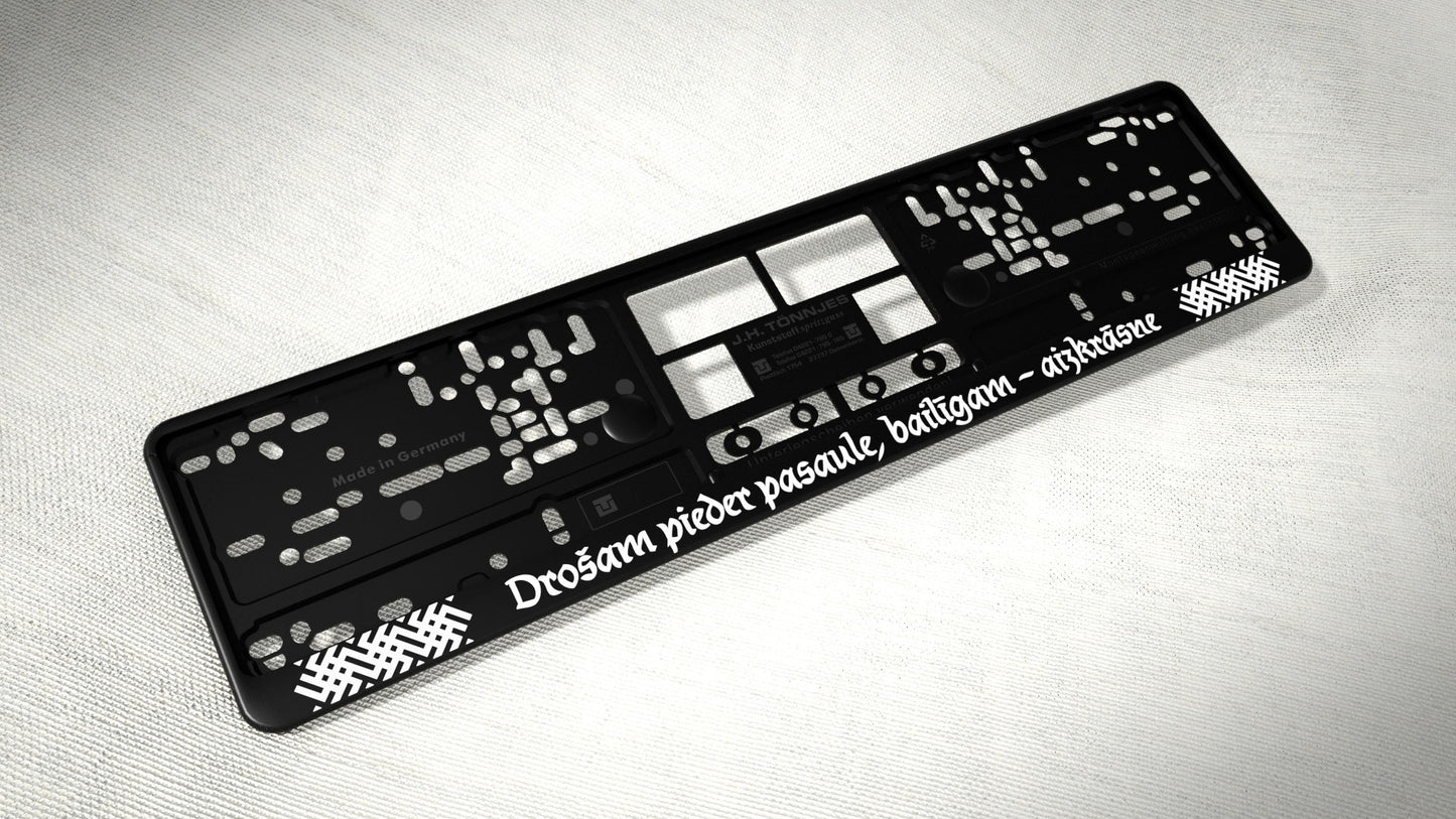 Auto numura turētājs ar latvju rakstiem un uzrakstu - Drošam pieder pasaule, bailīgam aizkrāsne Latsign