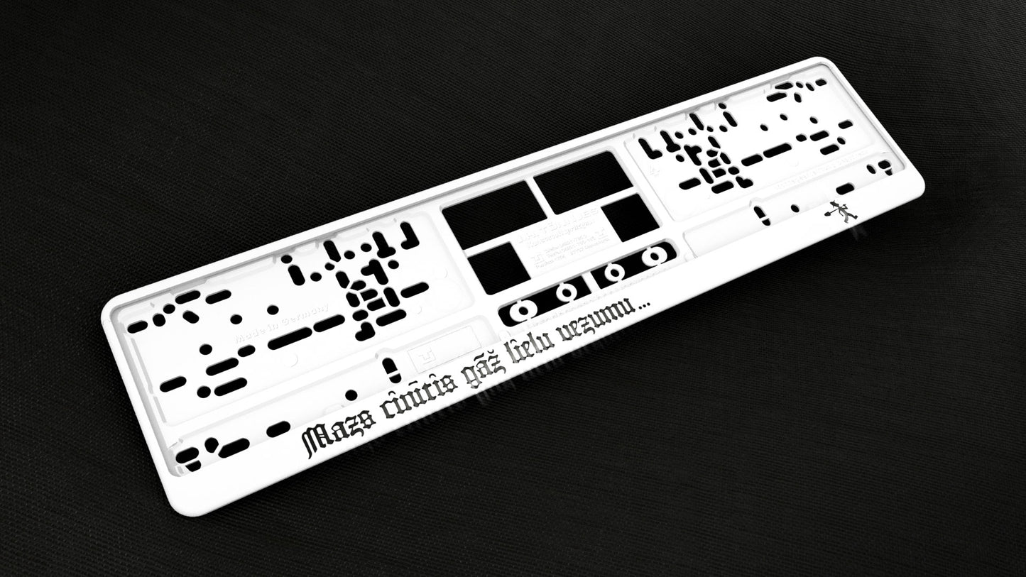 Balts auto numura turētājs ar uzrakstu - Mazs cinītis gāž lielu vezumu Latsign