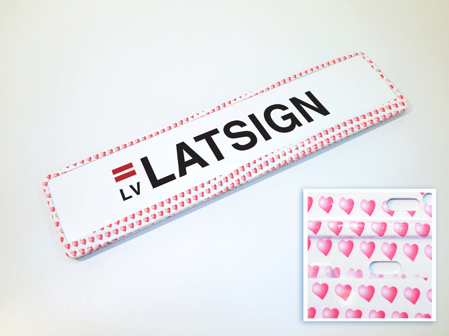 Krāsainais auto numura turētājs - Kiss Me (sirsniņas)