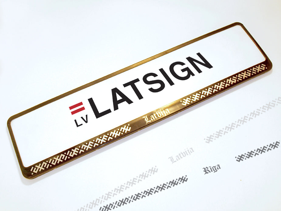 Auto numura turētājs ar uzrakstu un latviešu rakstiem