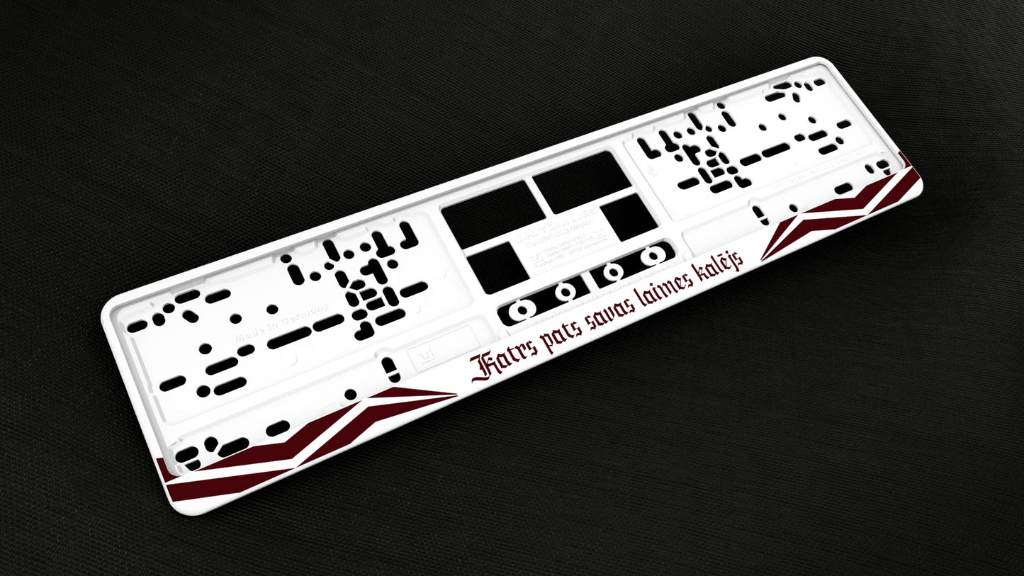 Balts auto numura turētājs ar Latvijas karogu un uzrakstu - Katrs pats savas laimes kalējs Latsign