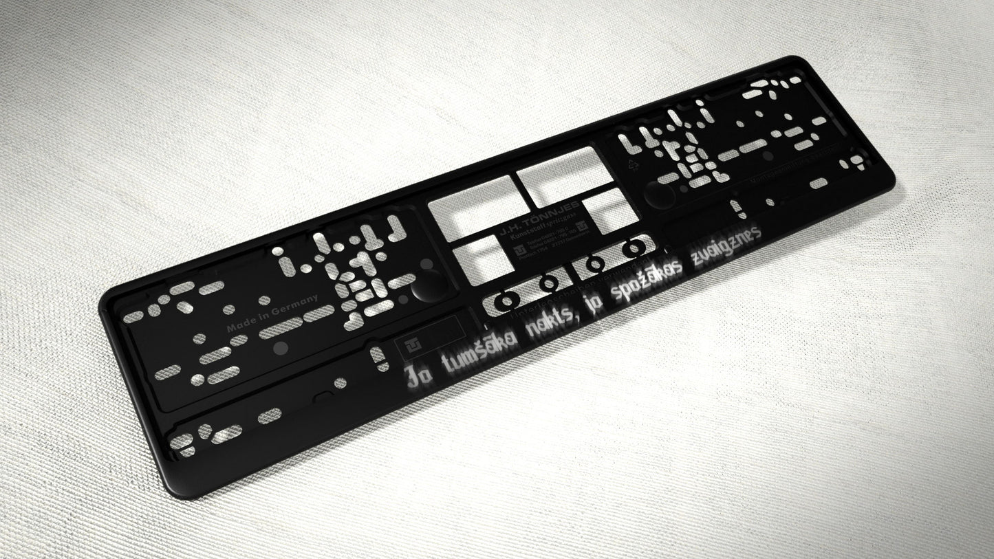 Auto numura turētājs ar melnu atstarojošu uzrakstu - Jo tumšāka nakts, jo spožākas zvaigznes Latsign