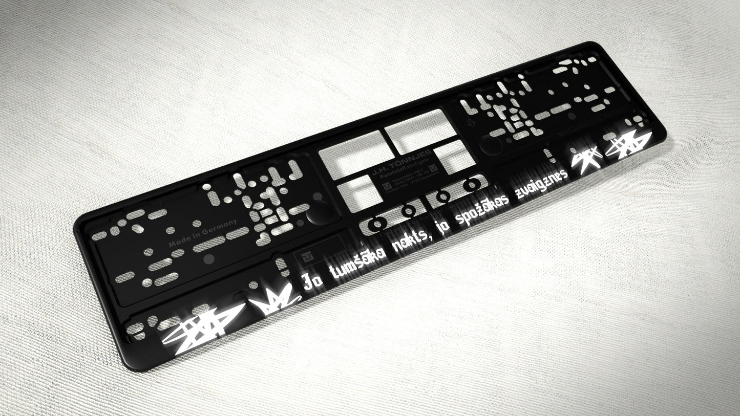 Auto numura turētājs ar stilizētām zvaigznēm un uzrakstu - Jo tumšāka nakts, jo spožākas zvaigznes Latsign