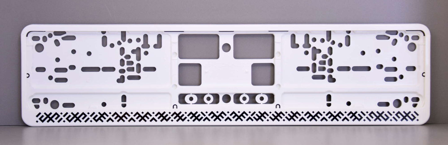 Balts auto numura turētājs ar latviešu rakstiem