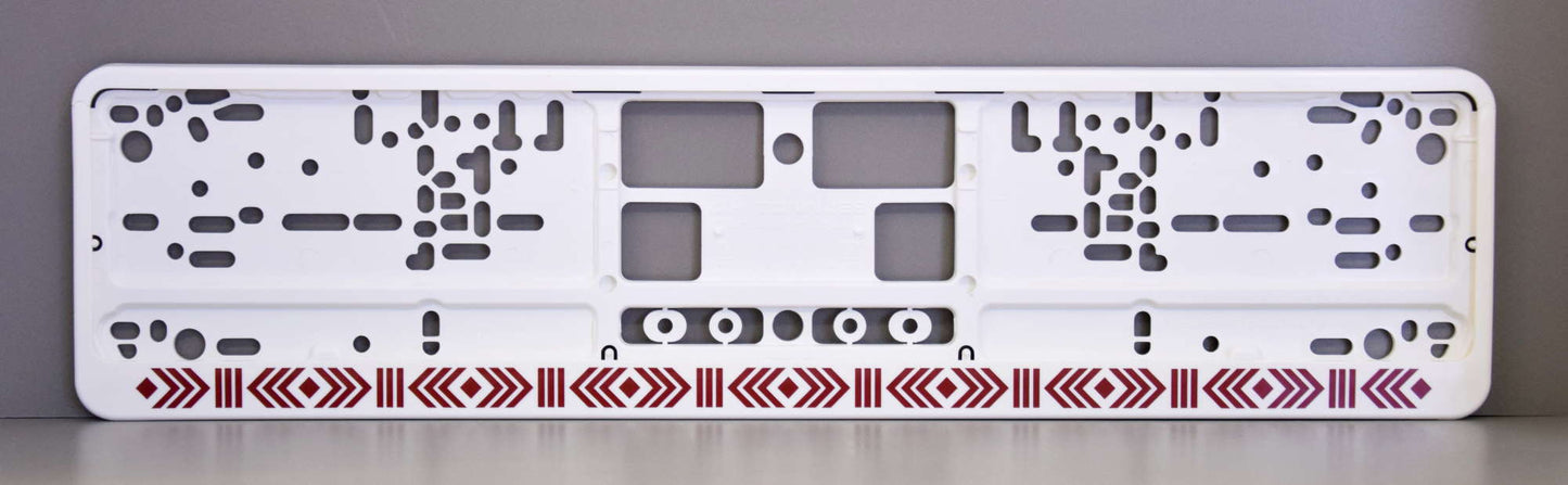 Balts auto numura turētājs ar latviešu rakstiem