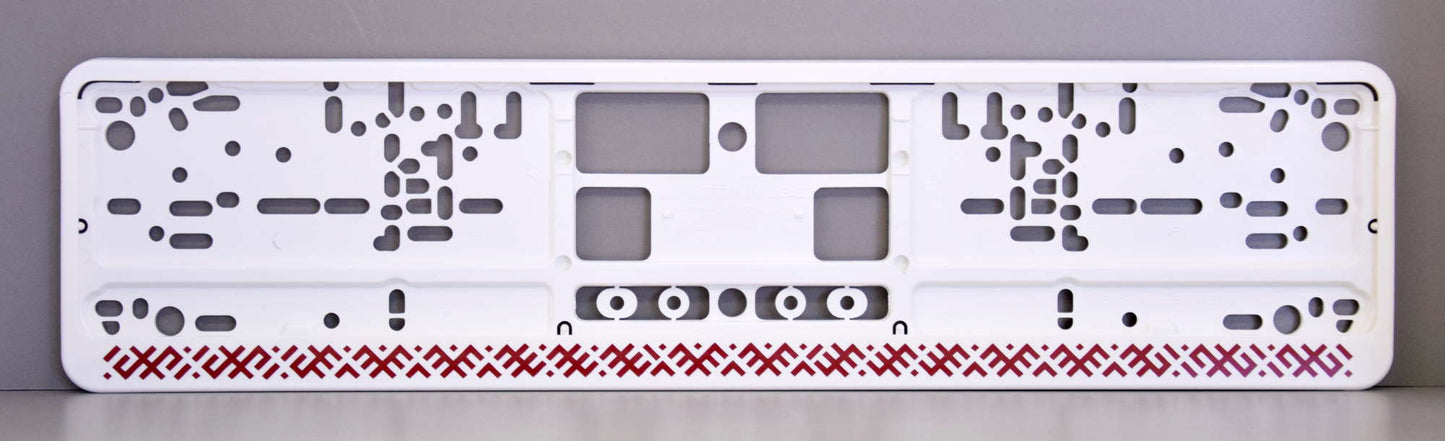 Balts auto numura turētājs ar latviešu rakstiem