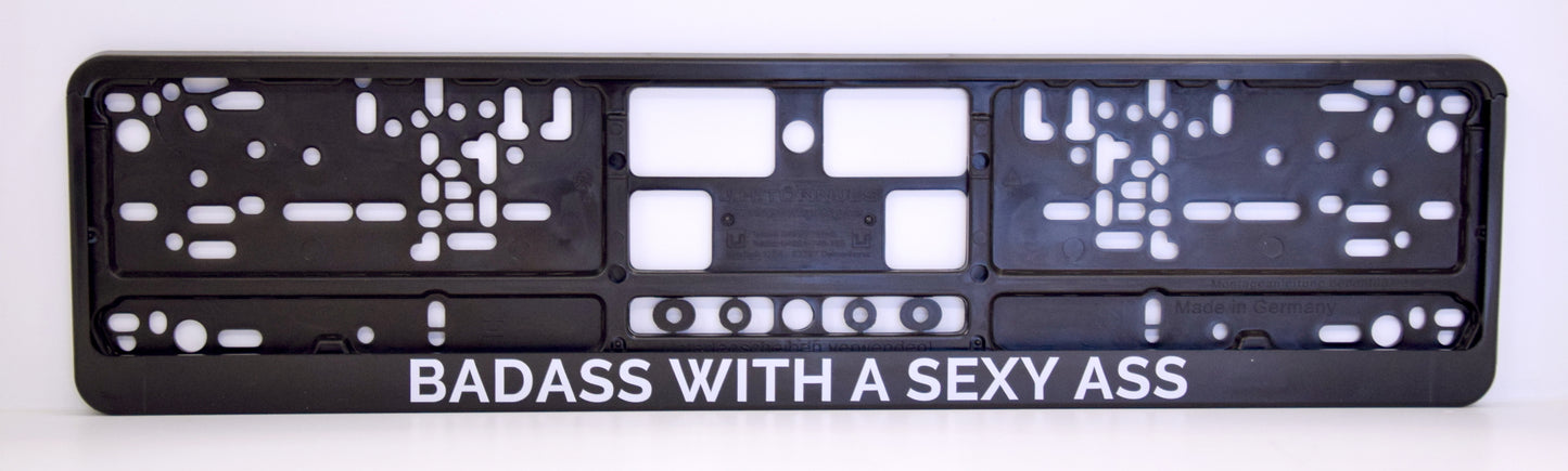 Auto numura turētājs ar uzrakstu - Badass With A Sexy Ass Latsign