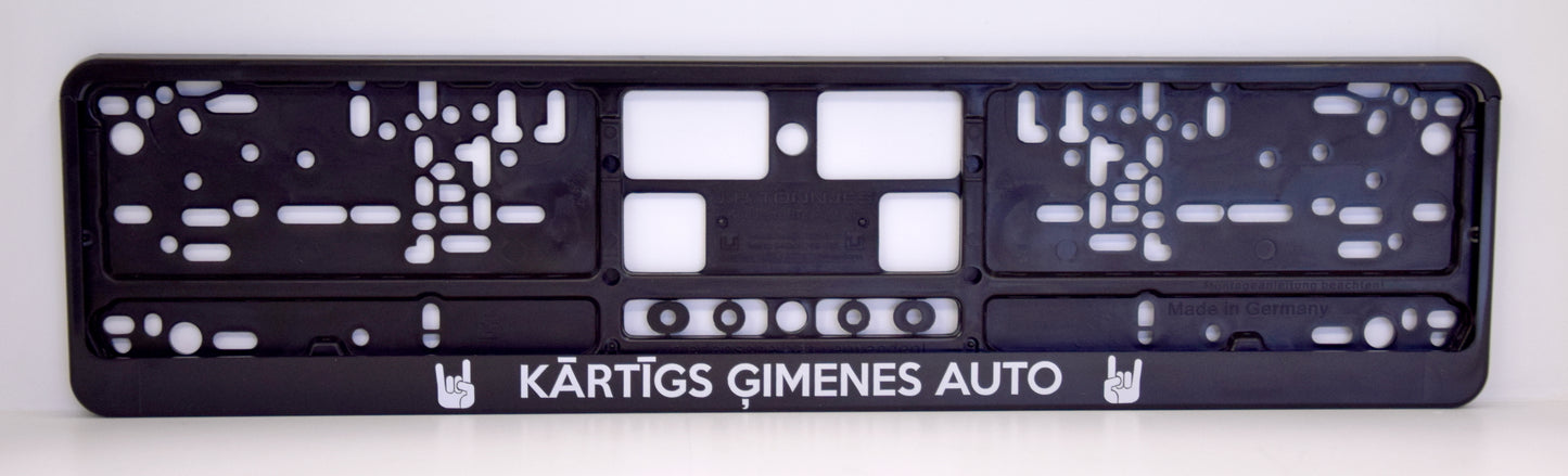 Auto numura turētājs ar uzrakstu - Kārtīgs Ģimenes Auto Latsign
