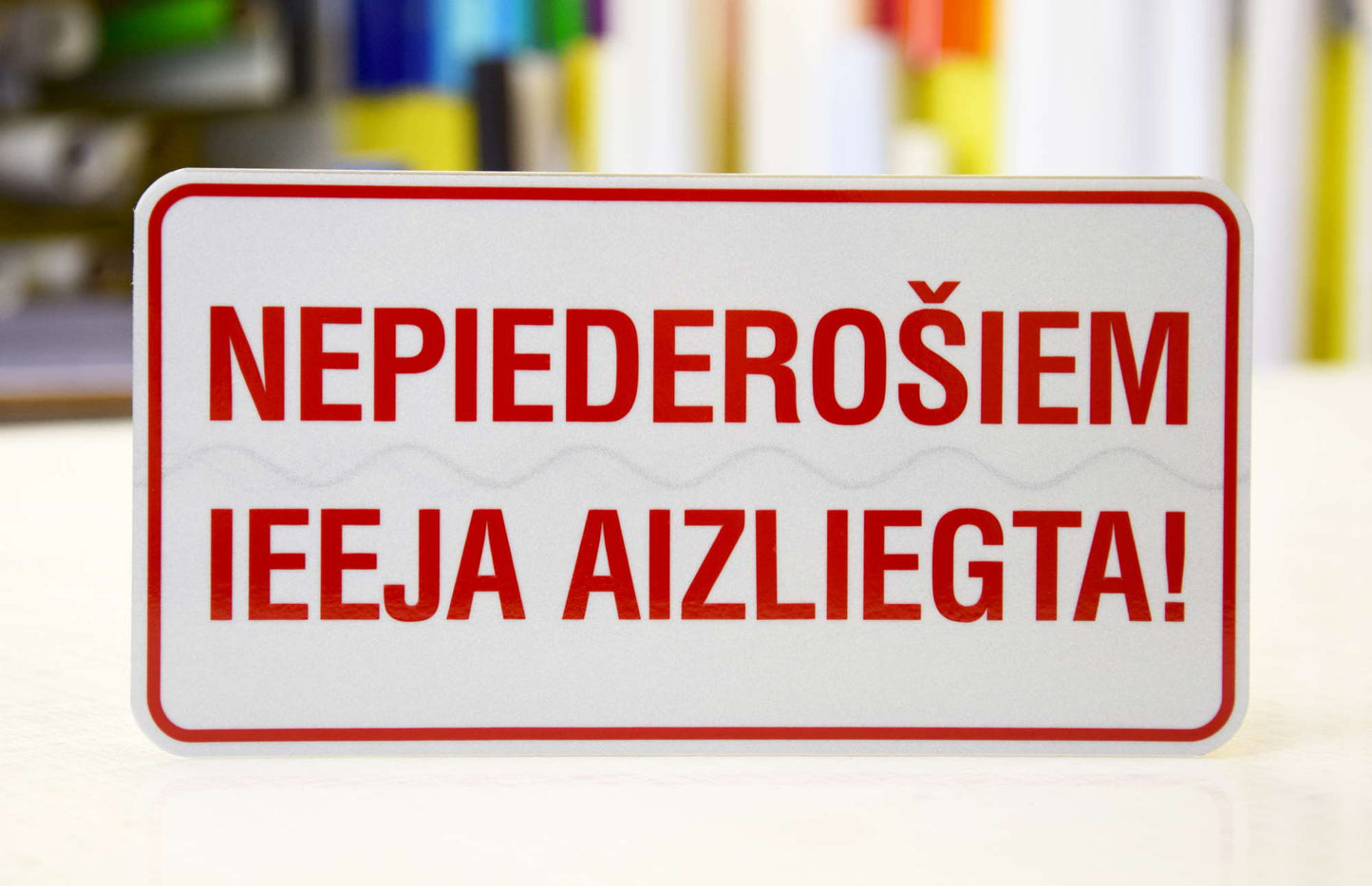 Zīme - NEPIEDEROŠIEM IEEJA AIZLIEGTA!, 114mm x 220mm