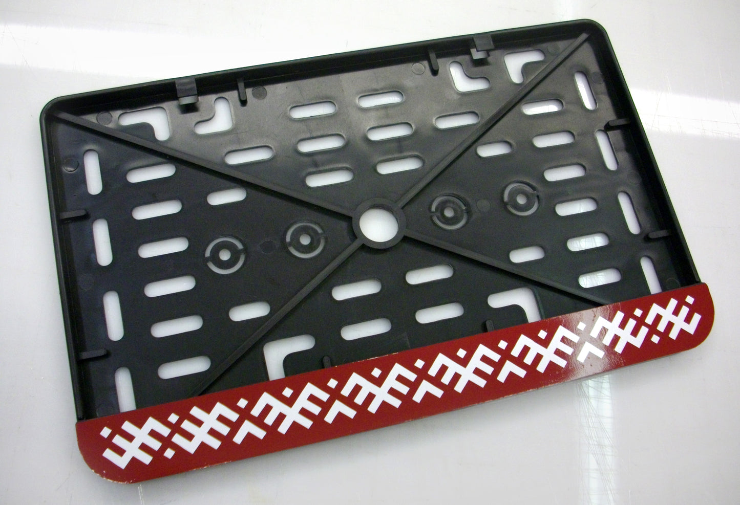 Motocikla numura turētājs ar latviešu rakstiem