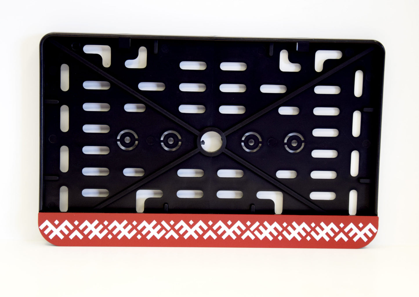 Motocikla numura turētājs ar latviešu rakstiem