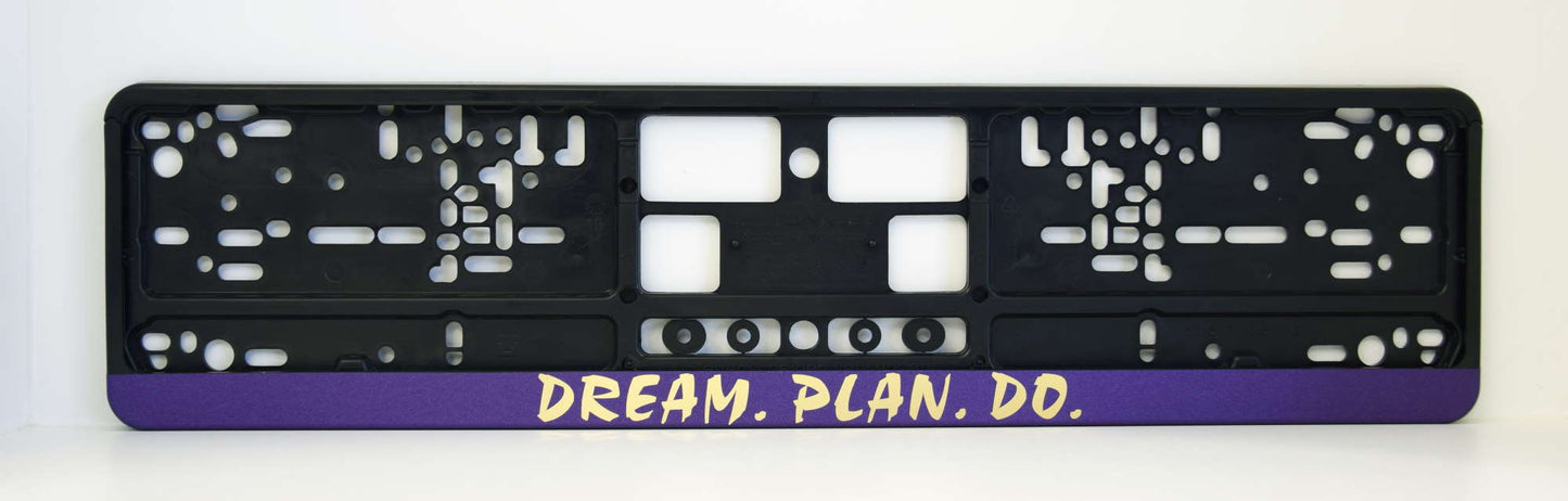 Auto numura turētājs ar uzrakstu - DREAM. PLAN. DO.