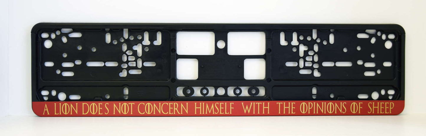 Auto numura turētājs ar uzrakstu - A lion does not concern himself with the opinions of sheep