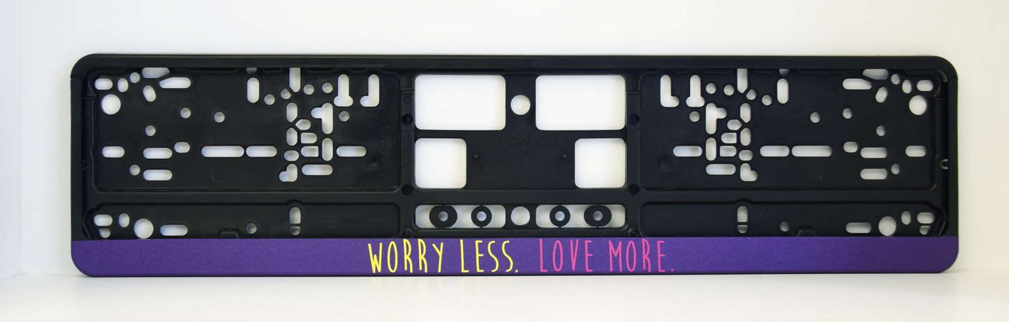 Auto numura turētājs ar uzlīmi - WORRY LESS. LOVE MORE. - A tips - 110 x 520mm