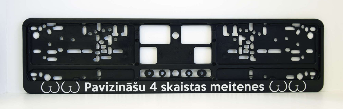 Auto numura turētājs ar uzrakstu - Pavizināšu 4 skaistas meitenes