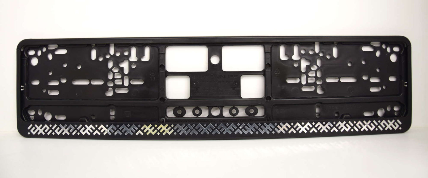 Auto numura turētājs ar latviešu rakstiem