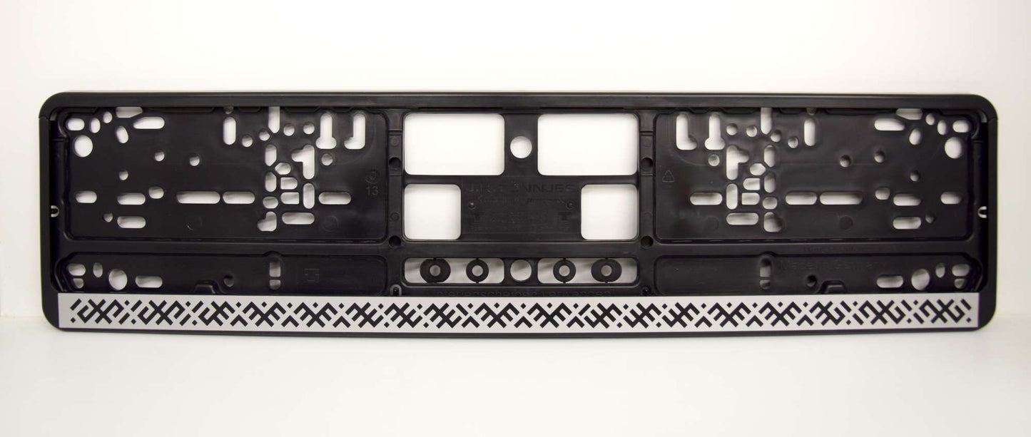 Auto numura turētājs ar latviešu rakstiem