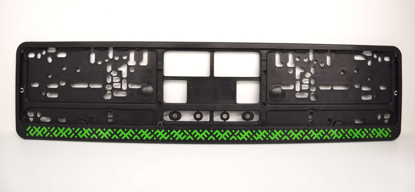 Auto numura turētājs ar latviešu rakstiem