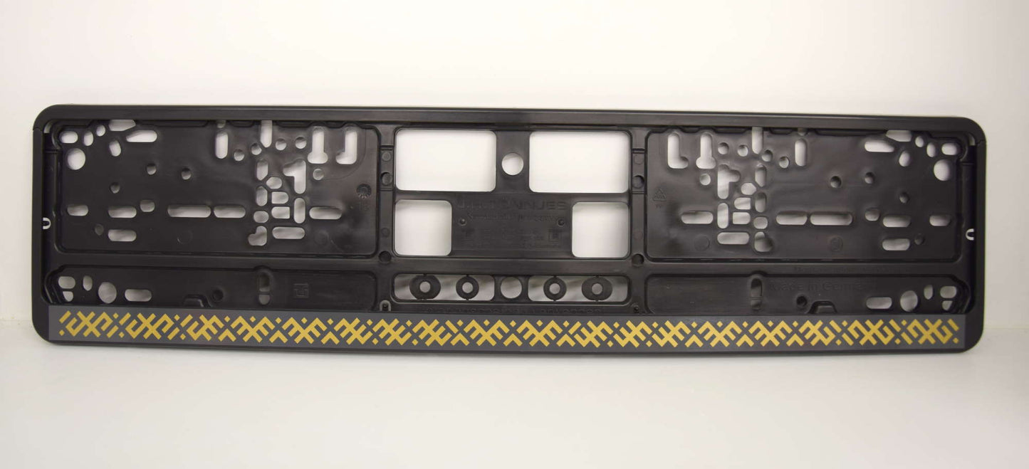 Auto numura turētājs ar latviešu rakstiem