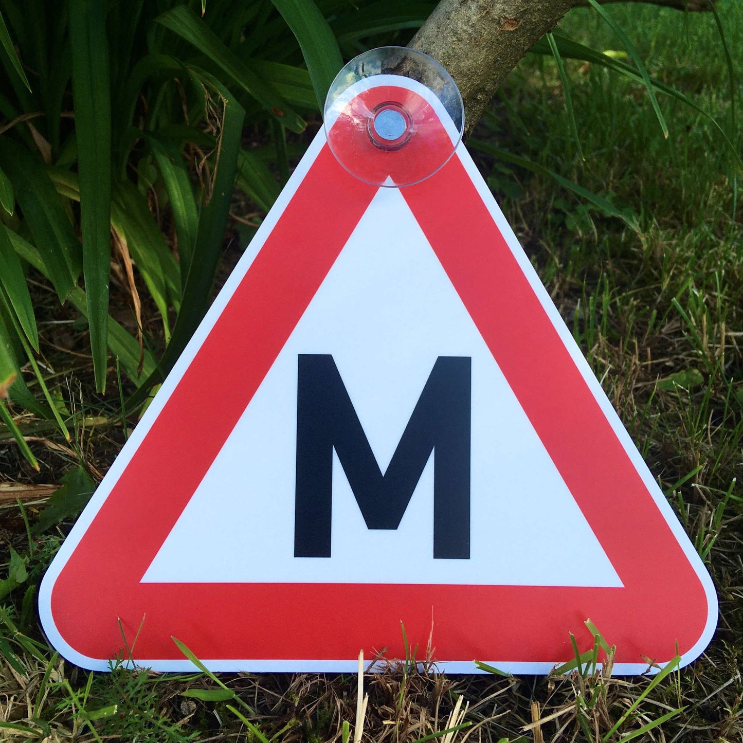 Komplekts: plastikāta zīme un piesūceknis – Mācību transportlīdzeklis, 17.7 x 20 cm Latsign