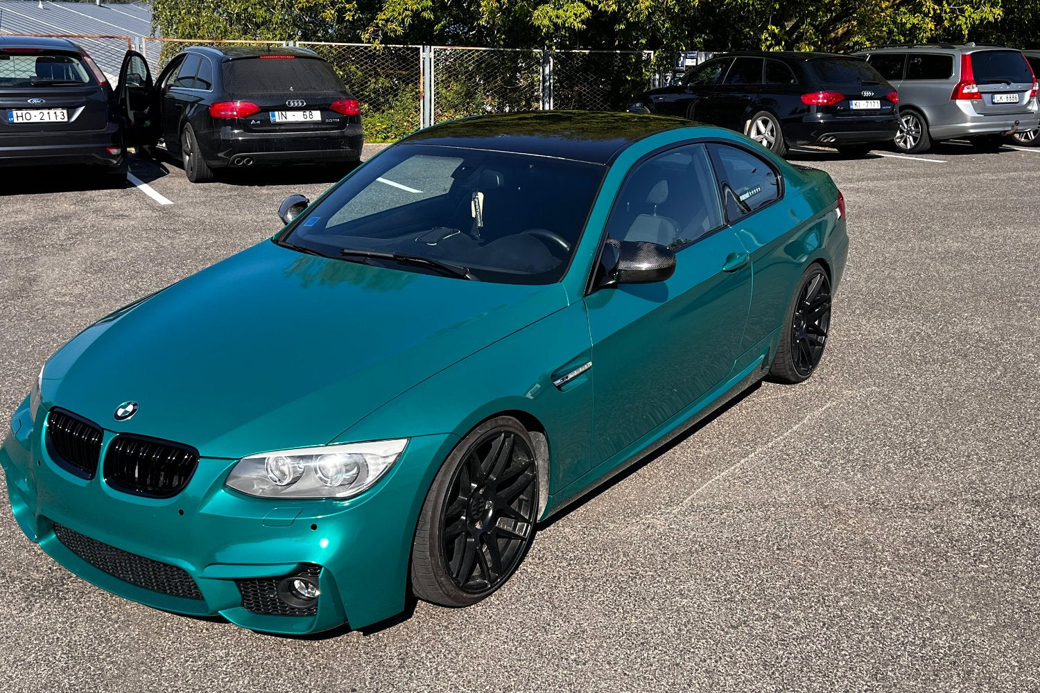 Melns auto jumts zaļai mašīnai BMW330