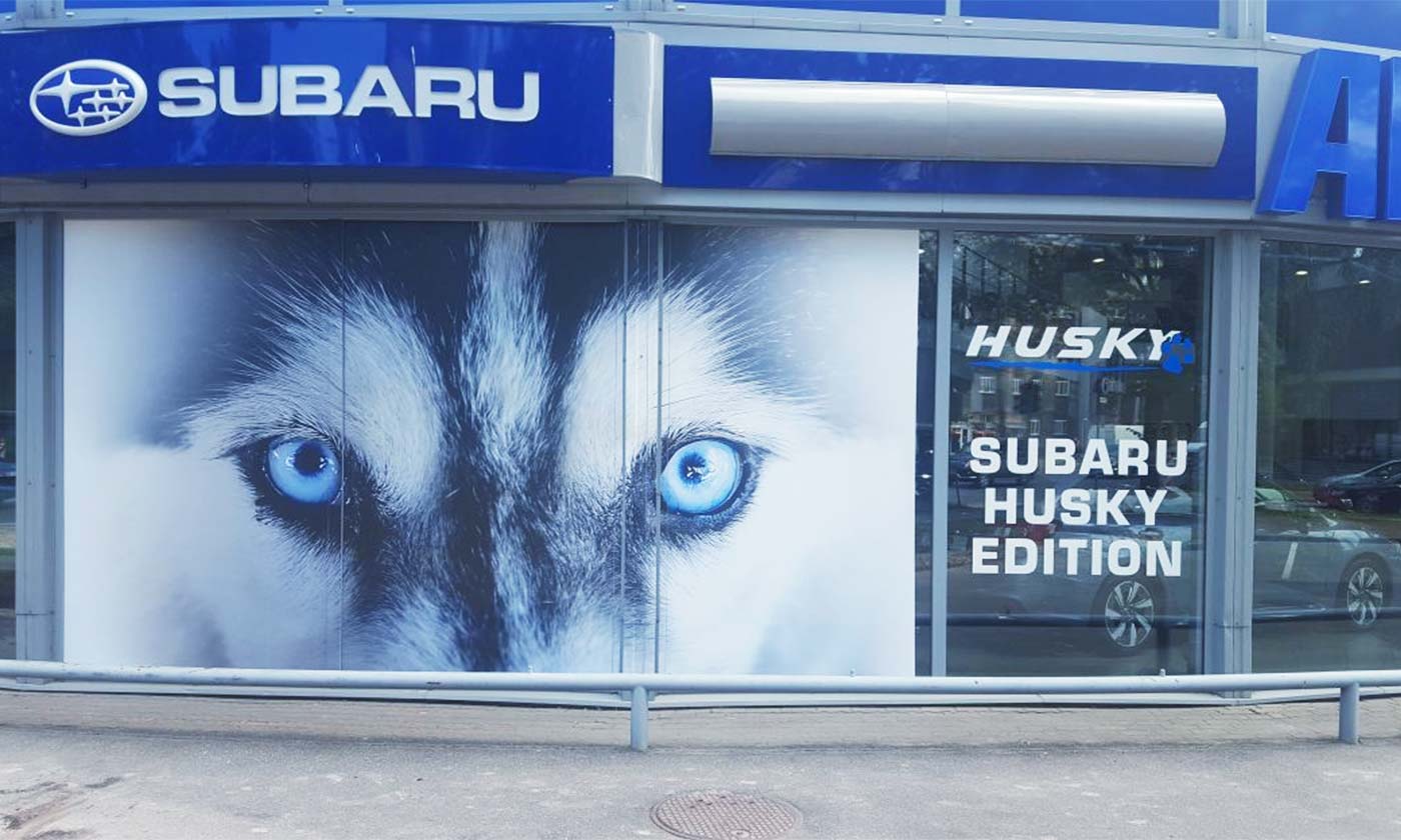 Subaru lielformāta reklāmas plakāts ar vilku