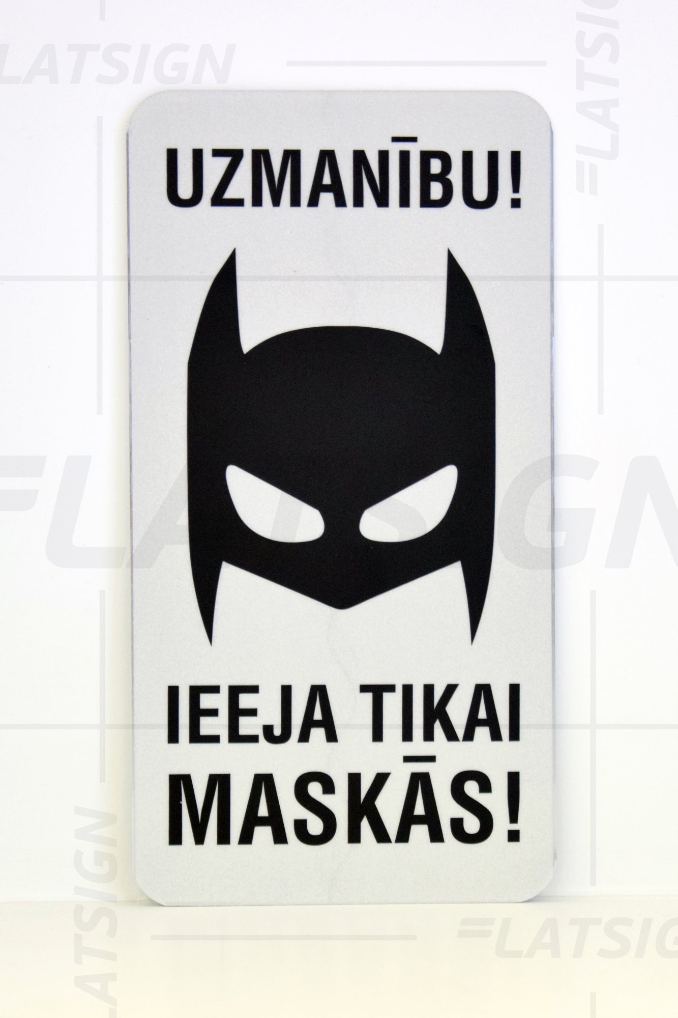 Zīme Betmens- Uzmanību! Ieeja tikai maskās!, 114mm x 220mm Latsign