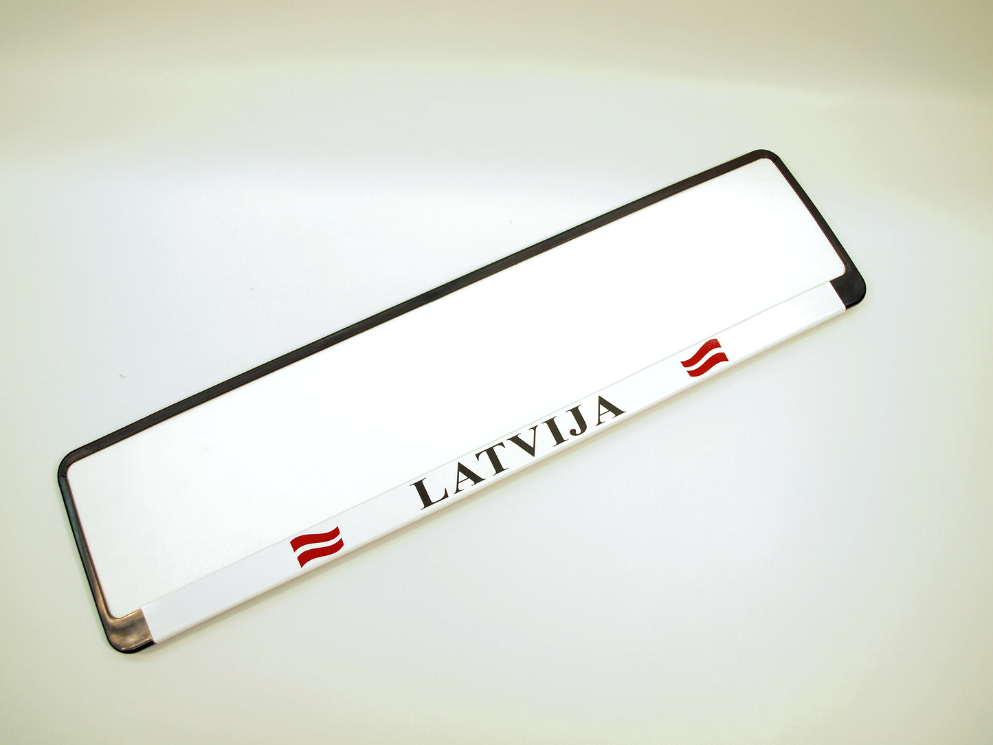 Auto numura turētājs ar uzrakstu LATVIJA un Latvijas valsts karogu